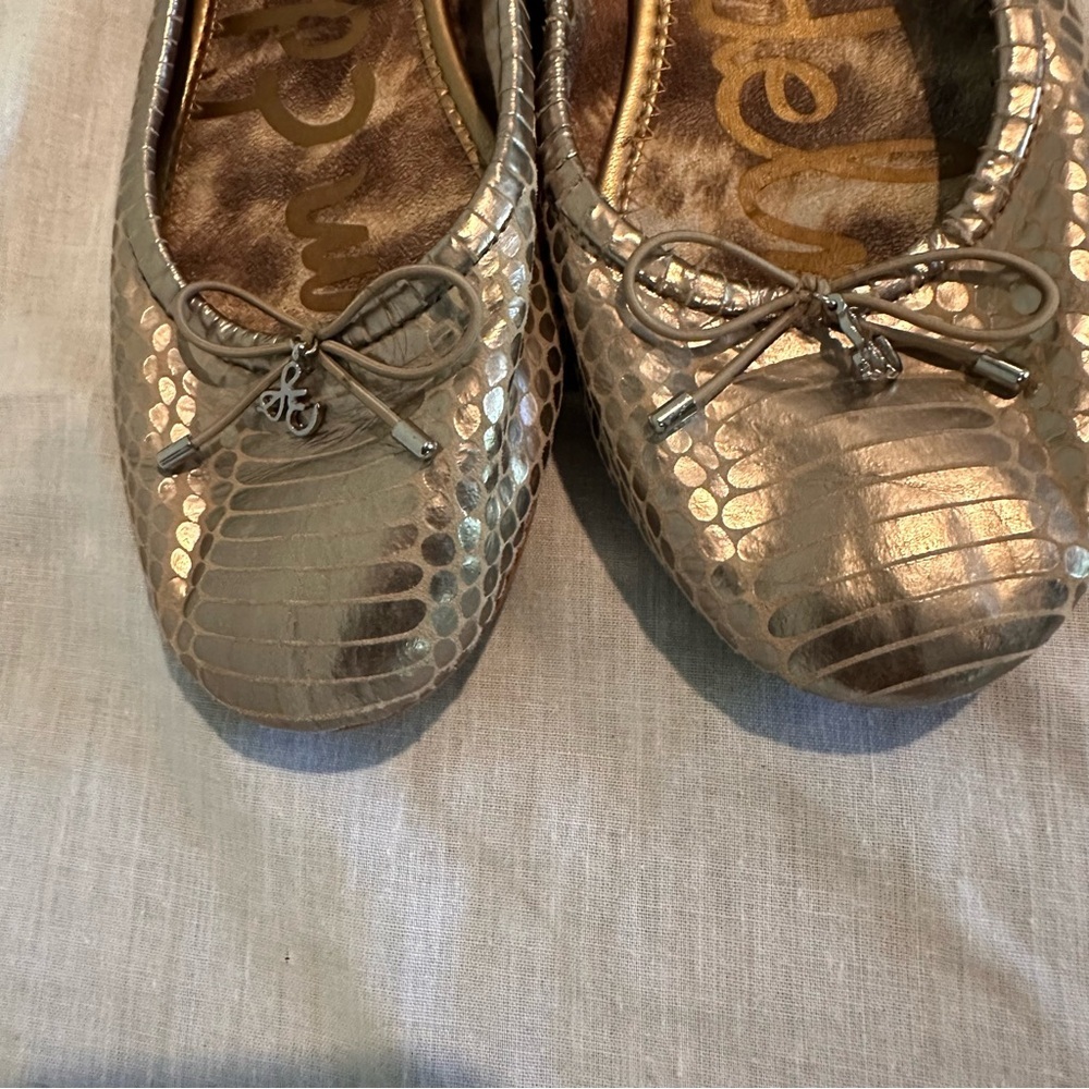 Sam Edelman Felicia Ballet Flat – Metallic Gold Snake Print (Size 8.5)
Leather - Picture 3 of 9